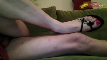 Trans and Cross-Dressers Feet: 赤いドレスと赤い足の爪でニューハーフは彼女の足を抱きしめます
