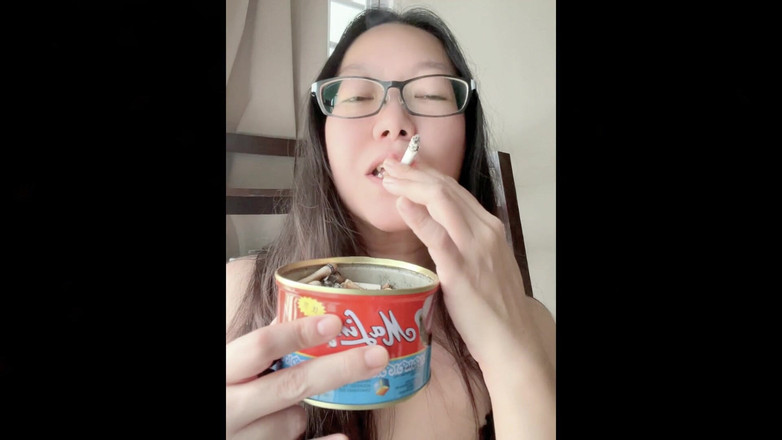 Smoking Asian: Asiatico che fuma: svegliati e inala il mio fumo mattutino...