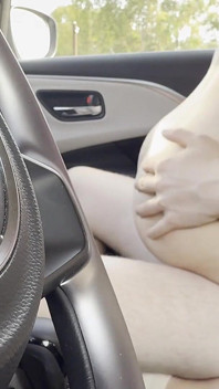 Sesso romantico in auto con ragazzina asiatica e grande sborrata dentro