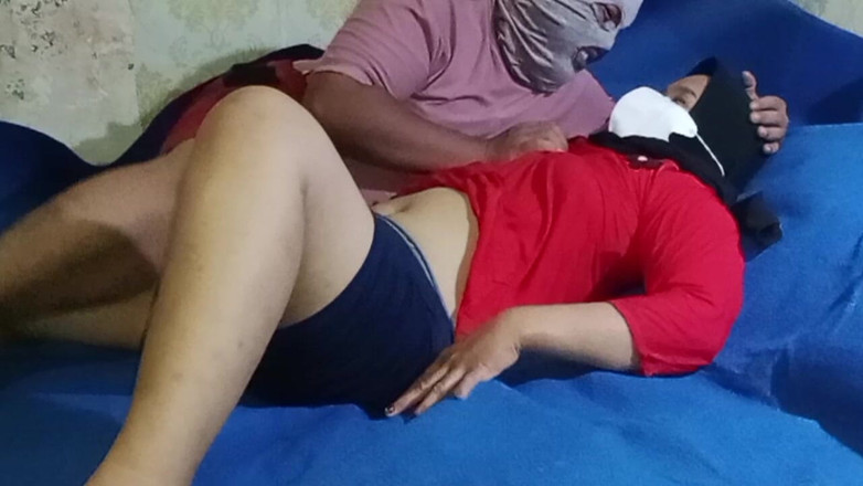 Babang endut: मेरे दोस्त की पत्नी की चूत फुहार छोड़ी क्योंकि यह बहुत कामुक था