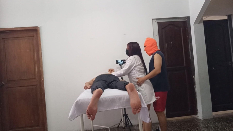 NEGRITA SEXY: 研究所的按摩以美味结束！当我给客户按摩时，我的男朋友进来了