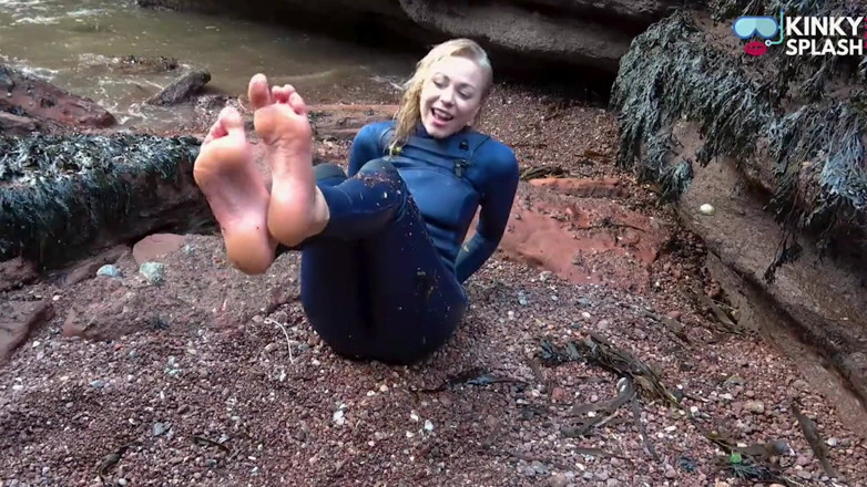 UKCuteGirl Lucy Lauren: Curvă sărată în costum umed care suge pula