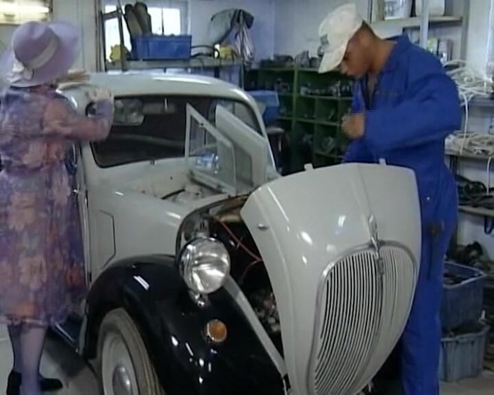 German Homemade: Une Allemande pulpeuse se fait détruire sa chatte poilue par...