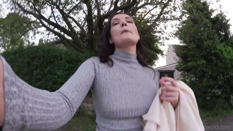Faye Taylor: Pissing my White Leggings in the field