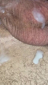 Une Jeune Femboy Effémine Hurle Pendant Qu’une Grosse Bite Remplit Son Cul Étroit De Sperme !