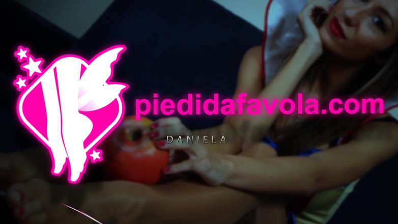 Feet & Cosplay: 性感的丹妮拉穿着超级女孩服装与灰色连裤袜