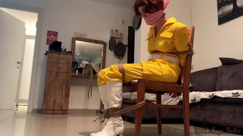 Miriam Slave: April O'neil Cosplay vymrdaná