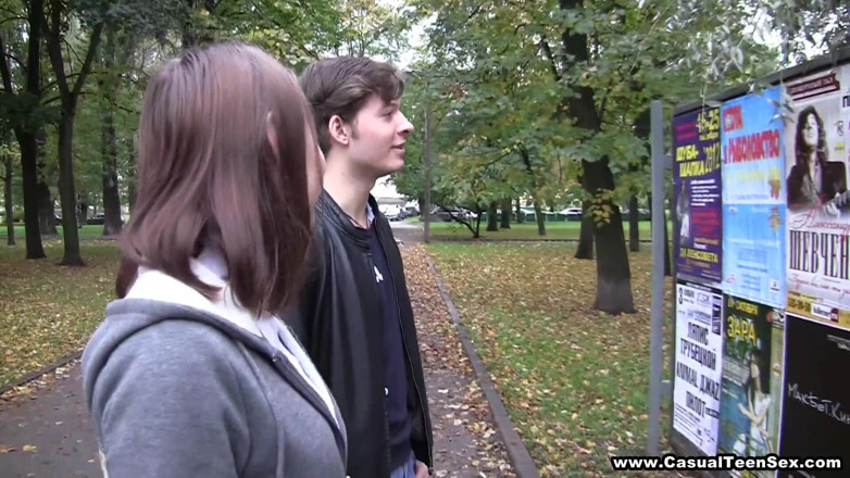 Casual Teen Sex: Cutie ošukaná do krku náhodným přítelem