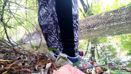 Elena: Nectar doré de ma chatte baisée sur la rivière