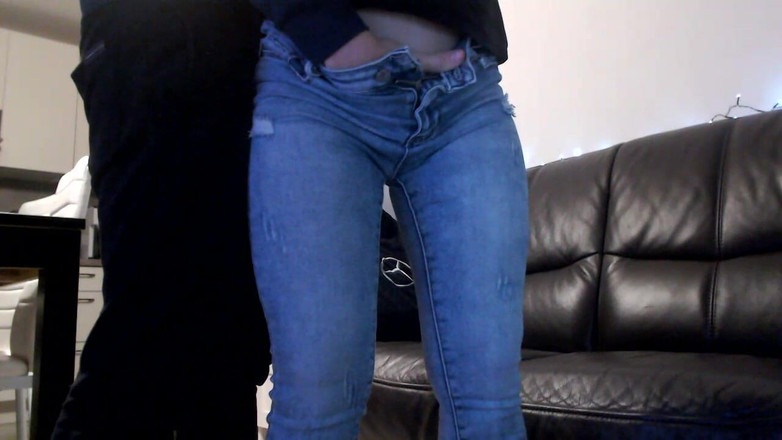 MagicStas: Une copine MILF se doigte dans un jean et une...