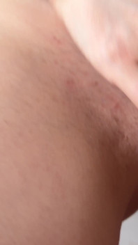 El coño peludo de la esposa de un amigo doble penetrado y lleno de esperma