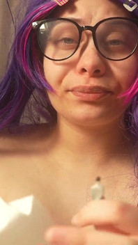 Giantess girl Cant Przestać kichać mały mąż próbuje pomóc