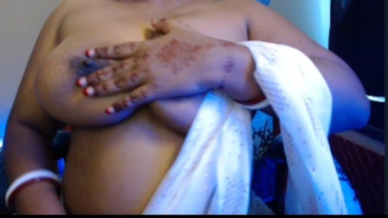 Erotic hot girl: Sexy dívka si sundá podprsenku a stiskne prsa v Sárí.