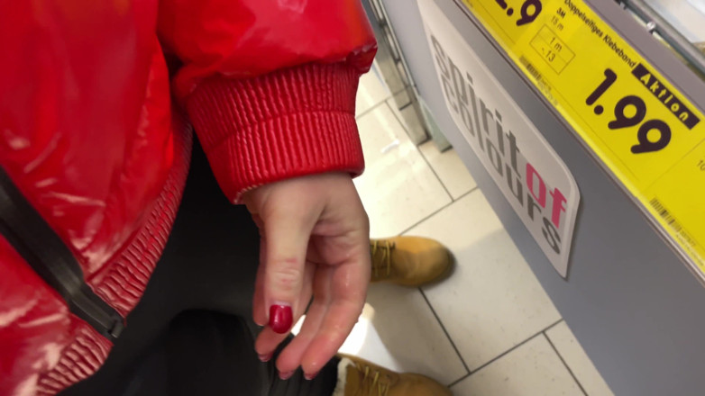 SlipCouple: Extreem risicovolle aftrekbeurt in de supermarkt en afgeveegd sperma op...