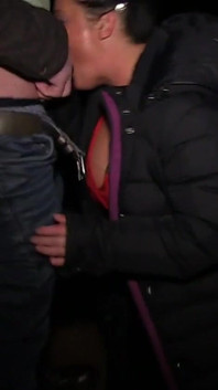 Vnadná milf manželka cum děvka Diamons Blue miluje jít na pejsek