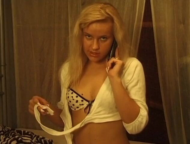 Flash Model Amateurs: Tóc vàng với bộ ngực nhỏ chơi với bộ ngực...