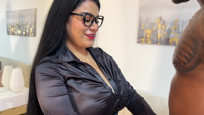 Issane: Un Patron Excité Et Gros À L’œil Fait Baiser Son Employé...