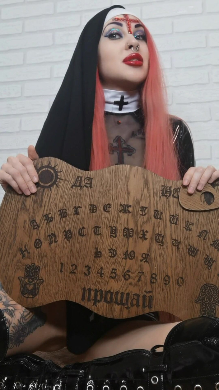 RedFox: Black Widow Witch เย็ดตูดตัวเองแล้วรูดหีจนแตกพุ่งในการเซสชั่นวิญญาณ