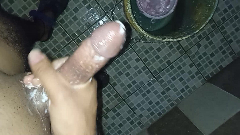 Cute boy jerks off: Guy Takes Pleasure in the Bath for His Wife to...
