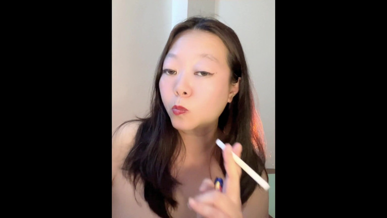 Smoking Asian: Chainmoking miLF asiatica joi: lodare e premiare il mio schiavo...