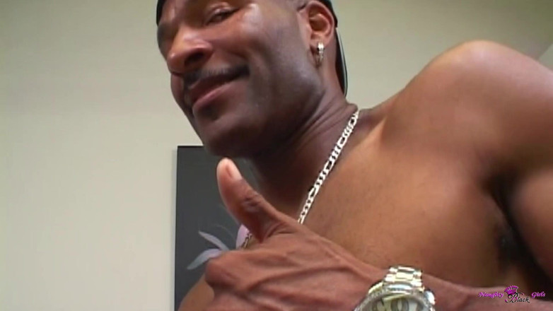 Naughty Black Girls: È una motociclista abbastanza brava per una ragazza che non...