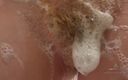 ATK Hairy: We betrapt Tegan op het nemen van een douche in...