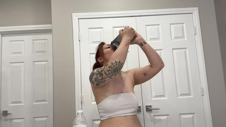 Lenna Lux: 커피에 널 삼키는 거인들