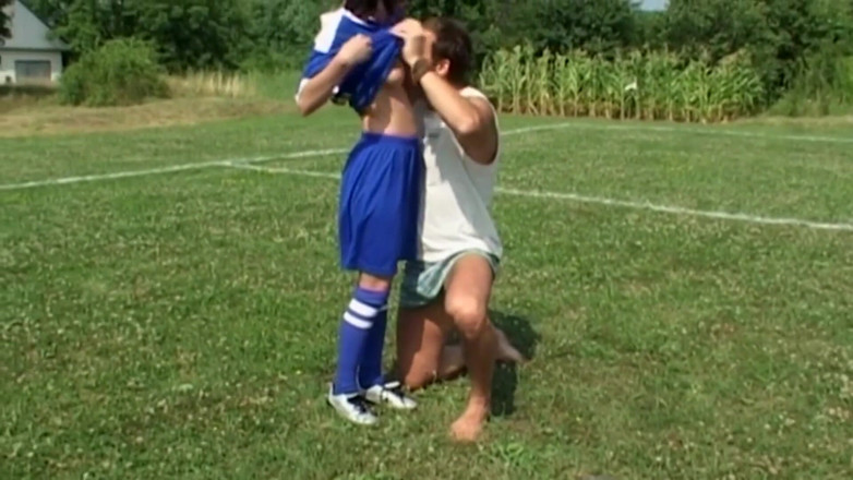 German amateur - 100% German hardcore videos: Nettes brünettes teen fickt mit ihrem fußballtrainer
