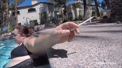 BBW Pleasures: สูบบุหรี่ในสระว่ายน้ำ