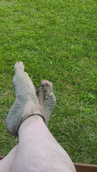 A Piedi Nudi in Attesa Della Marea Sulla Spiaggia
