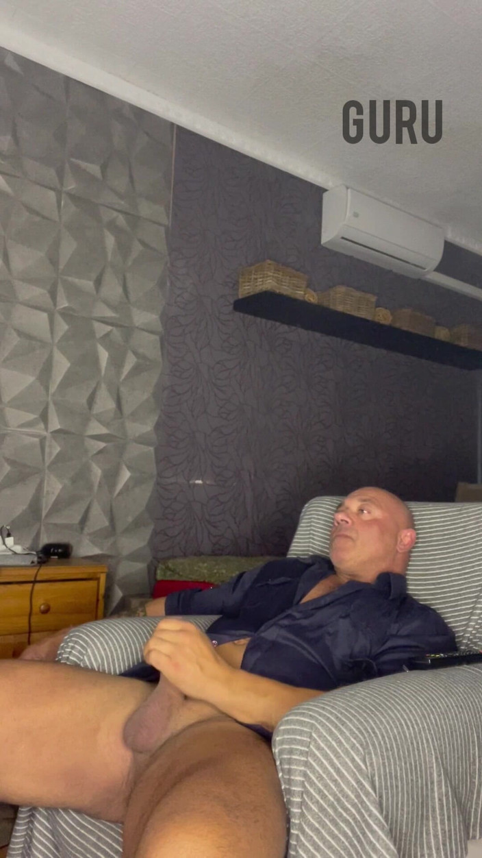 Mr. Guru: Evde tek başına mastürbasyon yapıyorum bu gömleği seviyorum