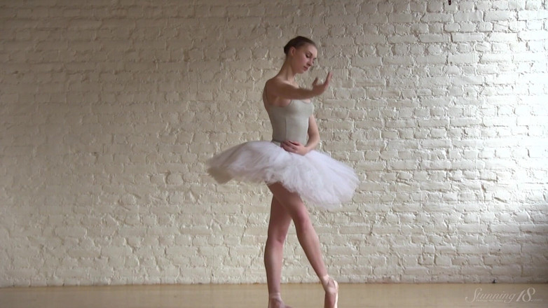 Stunning18: Ballerina Exercising