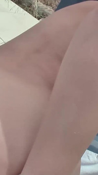Blowjob dan kongkek pepek di tepi kolam renang dengan remaja miang