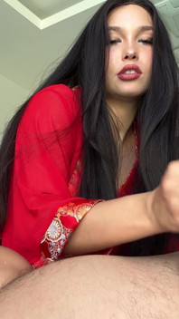 Morena japonesa solitaria se desliza con una bata roja sedosa después de su ducha y seduce al repartidor en la puerta