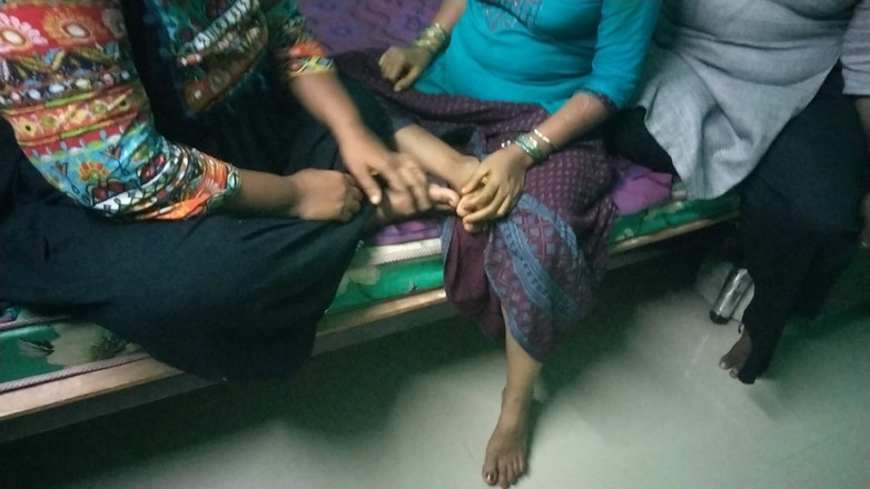 Tamil lesbian: Три тітоньки розмовляють у спальні