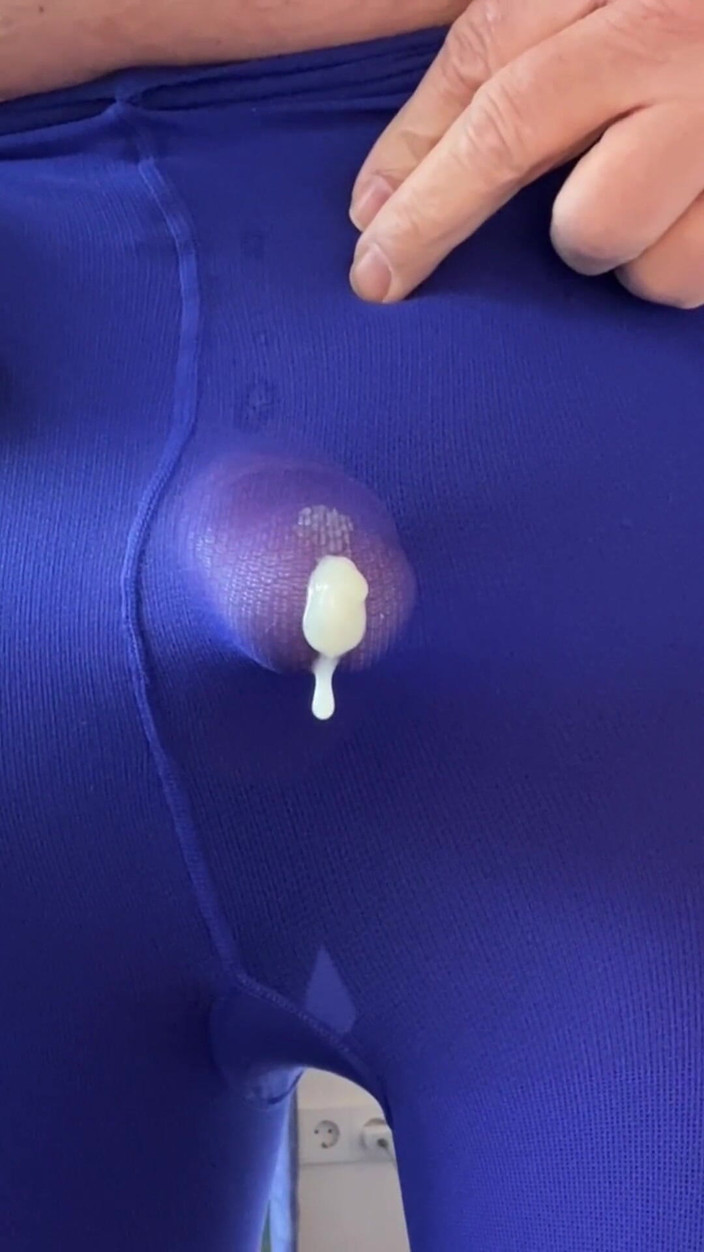 Nylon-Lottchen: 팬티스타킹 자유 손으로 윅싱하고 스쿼팅