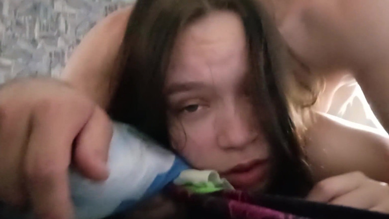 Airaccoon: Вітчим відтрахав падчерку, поки вона розмовляла з мачухою по телефону p1