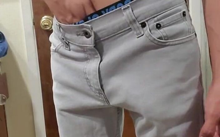 Z twink: युवा मर्द पैंट में लंड हिलाता है और उसे रगड़ता है