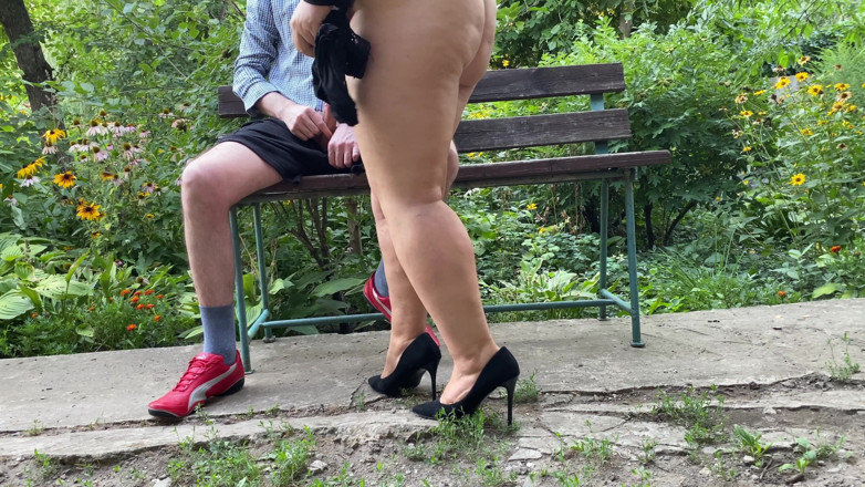 OurFetishLife: Une belle-mère suce son beau-fils et laisse jouir sur sa...