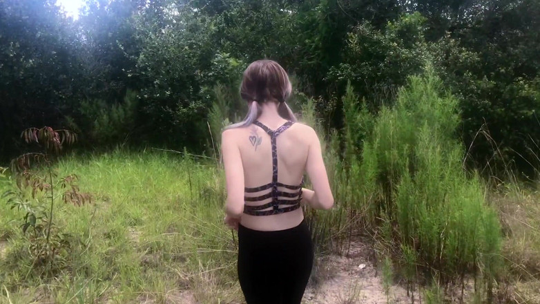 kactus kutie: Dziewczyna z warkoczami wkurza w lesie