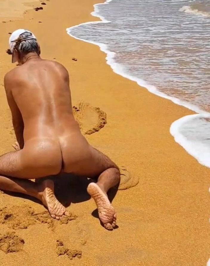 Ladysilvas: Ladysilva Femboy Pekada na plaży pokazując jej gorącą opaloną dupę...