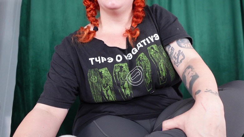 Deanna deadly: あなたはジムの後にあなたのstepis臭い靴下のためにハードオンを持っています!彼女はあなたに匂いを嗅がせ、あなたをからかいます