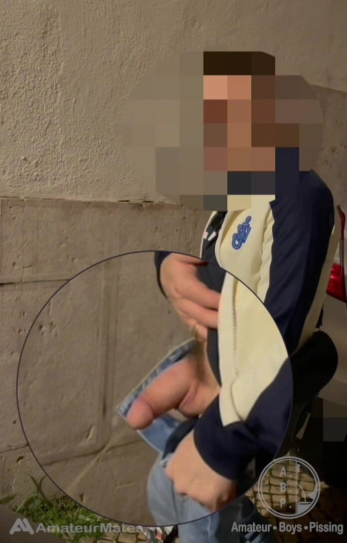 AmateurBoysPissing: Amateur-junge Nimmt Seinen Fetten Schnitten Schwanz Aus Seiner Jeans Und...