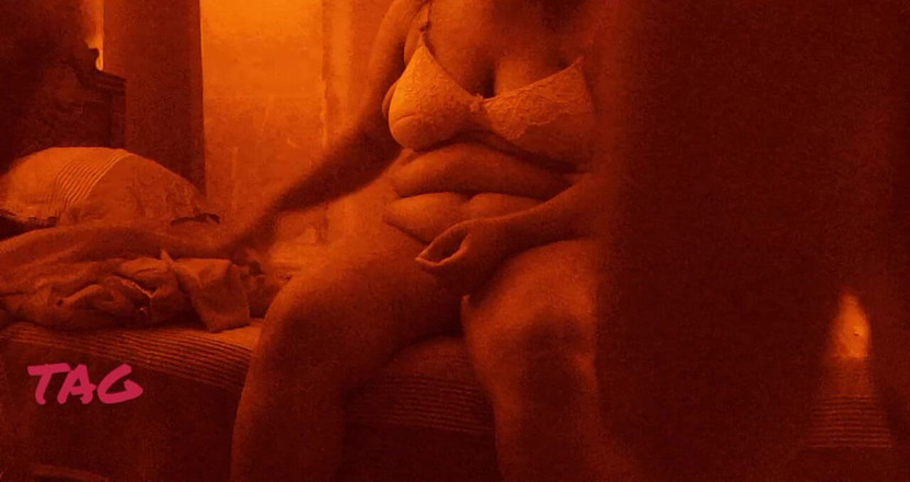 Teensex: Milf přítelkyně s obrovskými kozama konečně ošukaná šťastným přítelem, velký penis.
