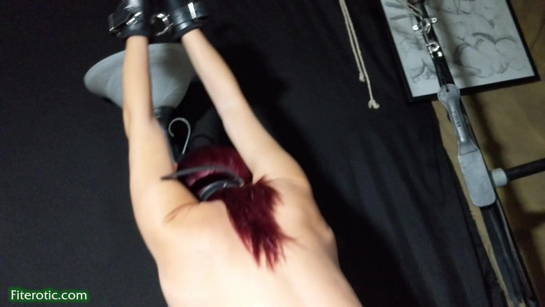 David Mack Video: La lutteuse Sarah Brooke danse sur un ceinture d’entrejambe en...