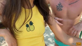 Drague en public - elle offre à un mec un trio bisexuel avec sa femme