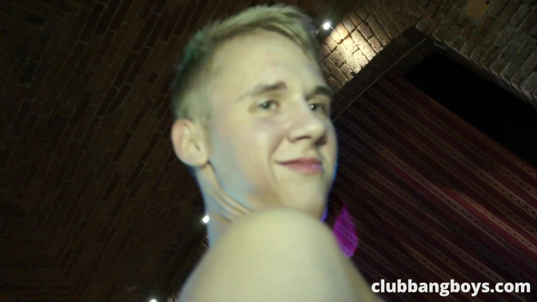 Club Bang Boys: Stripteuza blondă o ia razna