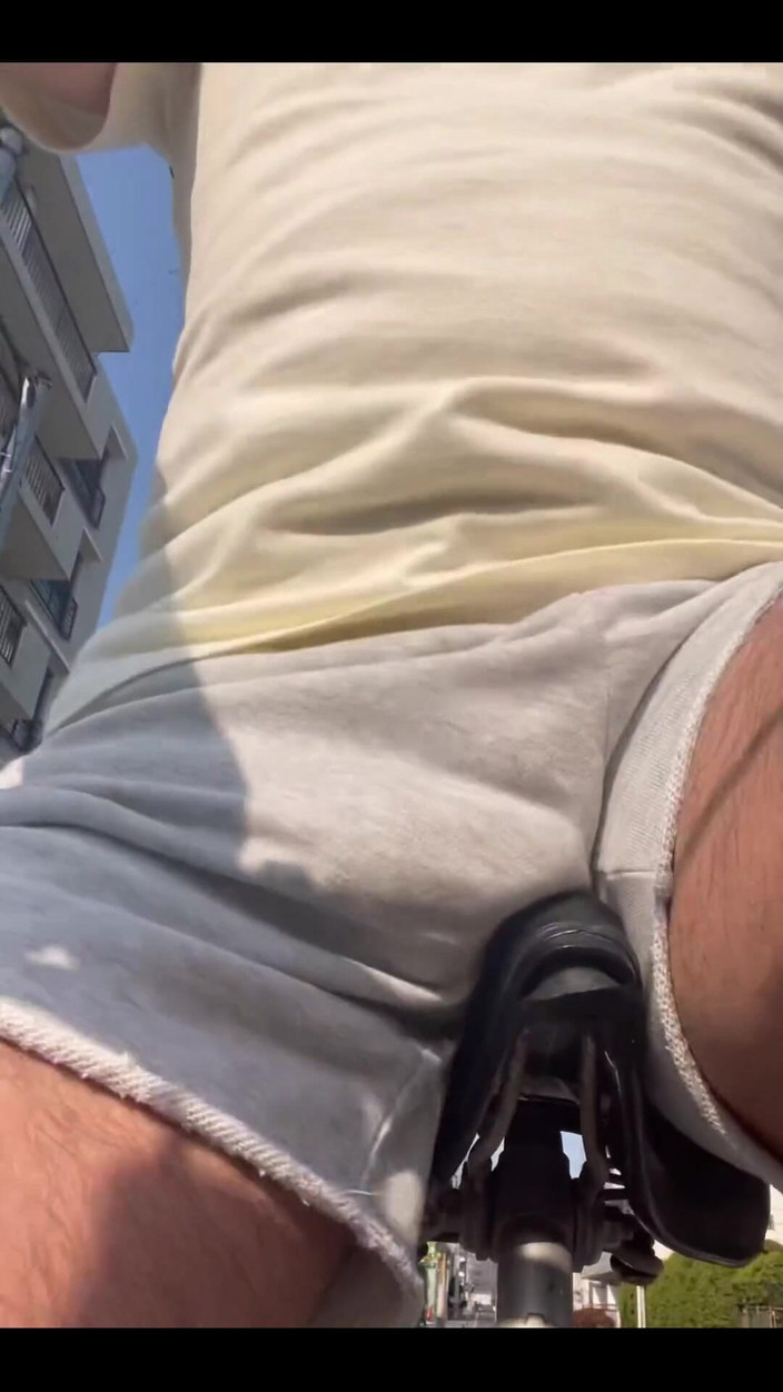 Japanese daddy: Bisiklete biniyor