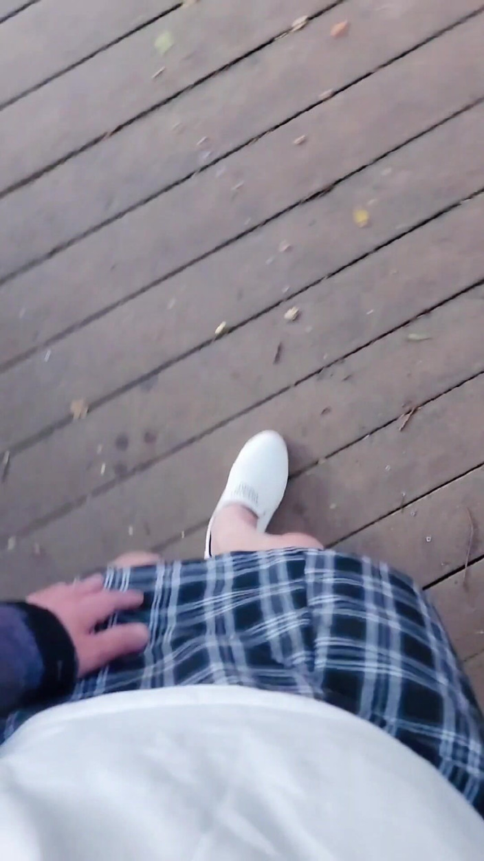 Taiwancdgirl: Crossdresser Tingxuan wystawia się na zewnątrz, nosząc białą koronkową bieliznę,...