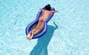 Alexandra Wett: Ngentot pantat di tengah kolam renang